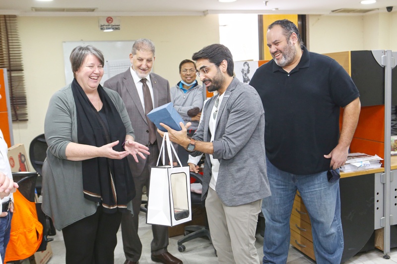 Jamie Etheridge receives a gift from Kuwait Times Deputy Editor-in-Chief Abdullah Boftain.<br>