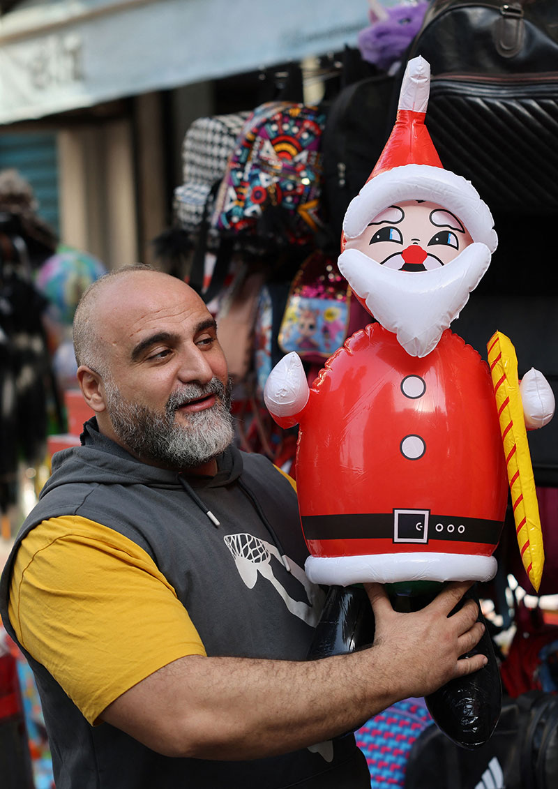 Santa closed: In Beirut, crisis snuffs out Christmas spirit