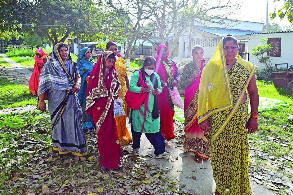 Managing editor and reporter of ‘Khabar Lahariya’ (Waves of News), speaks to village women while reporting in Banda district, Uttar Pradesh state. <br>