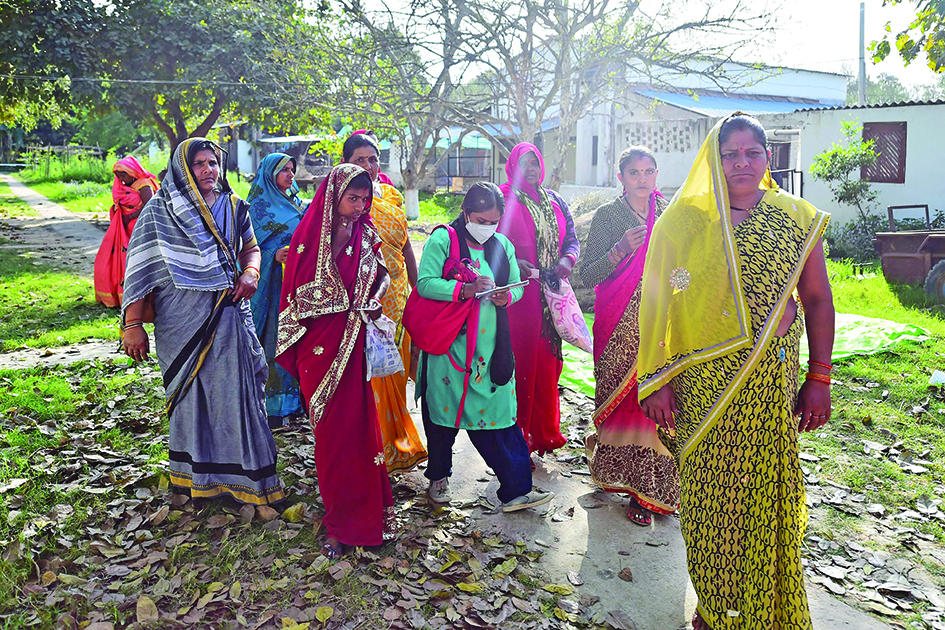 Managing editor and reporter of ‘Khabar Lahariya’ (Waves of News), speaks to village women while reporting in Banda district, Uttar Pradesh state. <br>