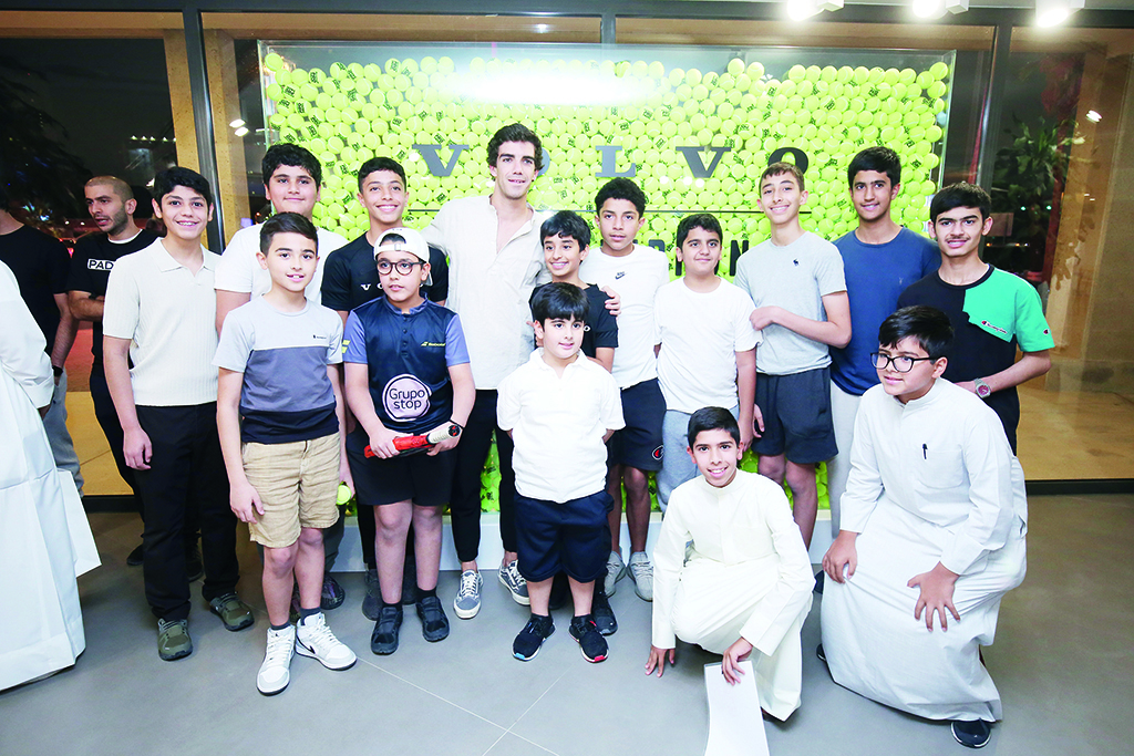 Juan Lebron with Kuwaiti padel stars and young players.
