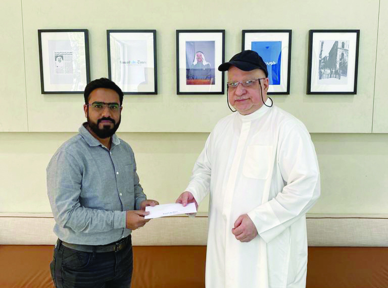 Mohsin Mavli, the second day winner receives his award from Kuwait Times Managing Editor Mustafa Qamhiya.