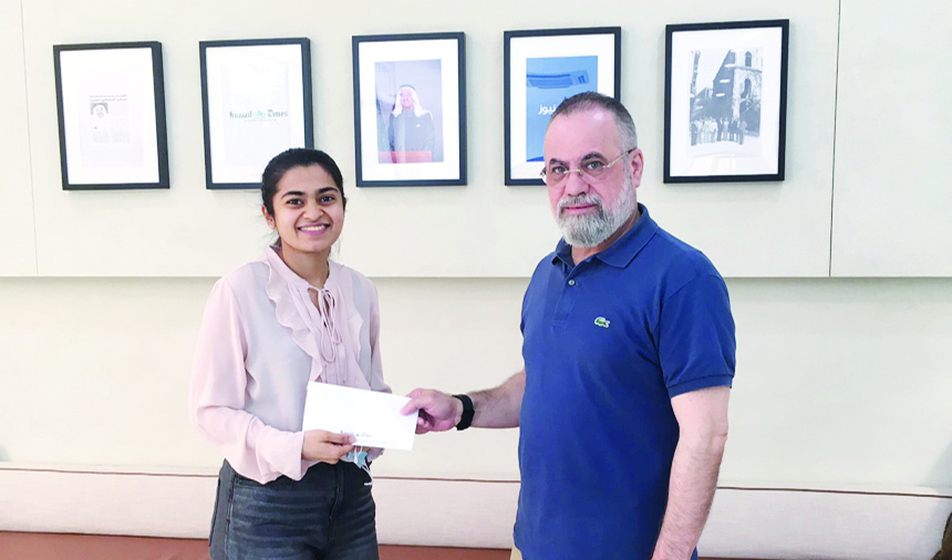 Munira Shabbir receives the award from Kuwait Times Advertising Manager Taleb Kanjo.