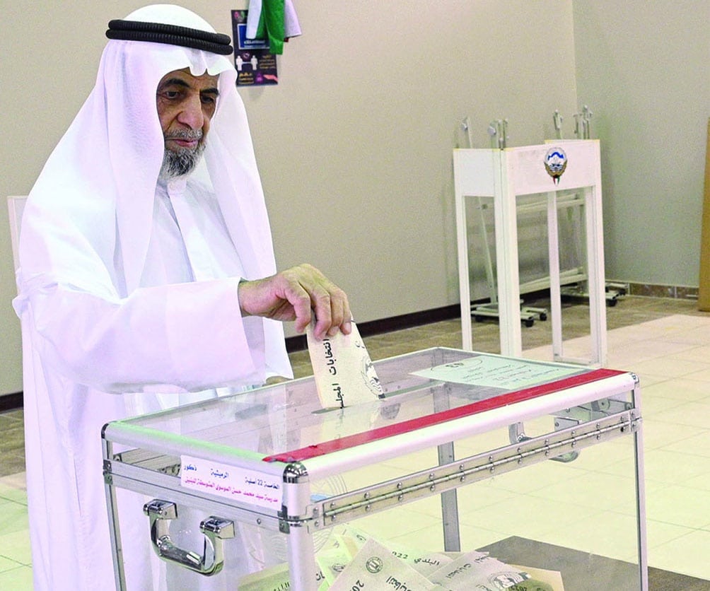 A Kuwaiti man casts his vote in Rumaithiya.