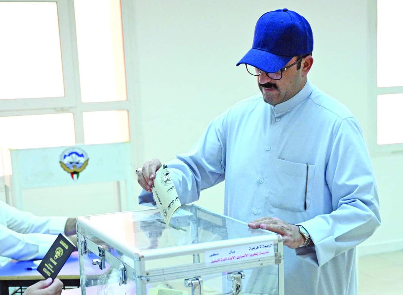 A voter casts his vote in Bayan.