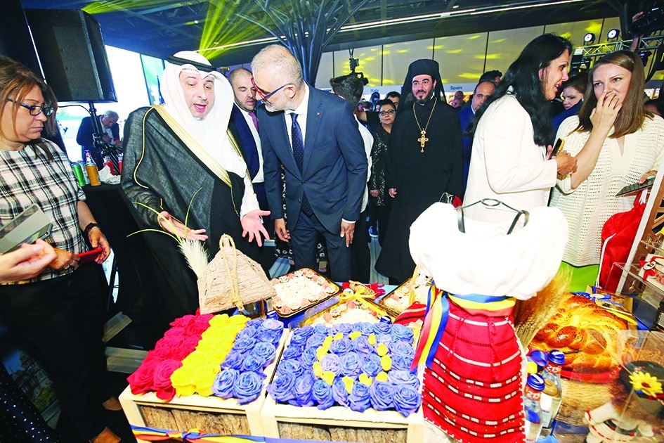 Kuwait’s Assistant Foreign Minister for Europe Affairs Nasser Al-Heen visits Romaniafs booth.<br>