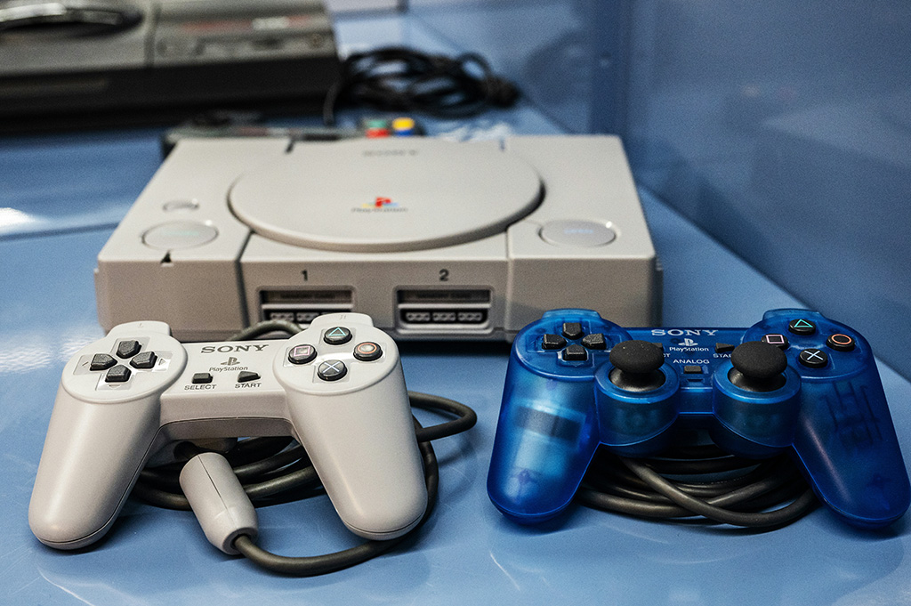This photograph shows the Sony home video game console PlayStation 1 belonging to the Charles Cros collection.