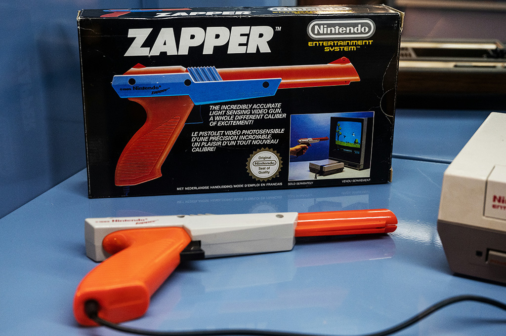 This photograph shows the video shooting series light gun NES Zapper belonging to the Charles Cros collection.