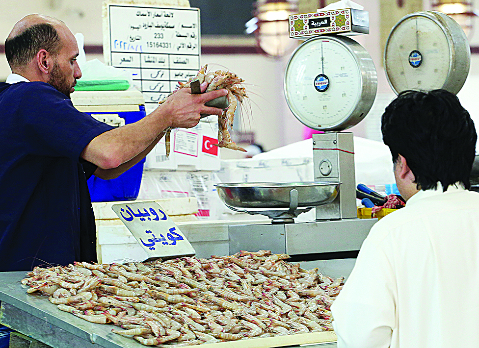 Customers complain of high prices at start of shrimp fishing in Kuwait