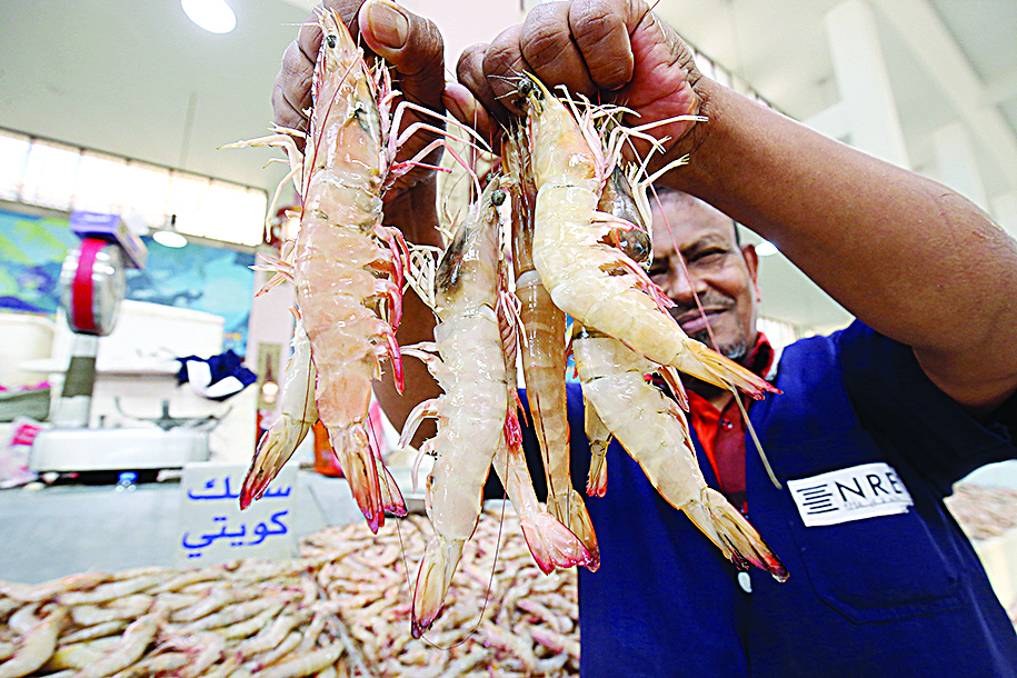 Customers complain of high prices at start of shrimp fishing in Kuwait
