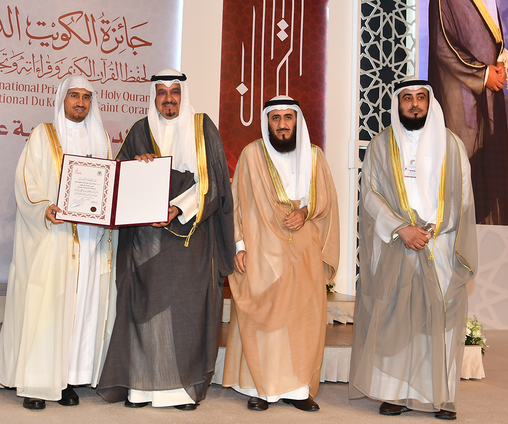 Head of the Crown Prince Diwan, Sheikh Abdullah Al-Ahmad Al-Sabah, honors one of the judges.