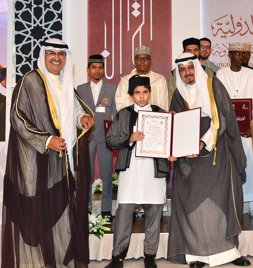 Head of the Crown Prince Diwan, Sheikh Abdullah Al-Ahmad Al-Sabah, honors one of the participants.