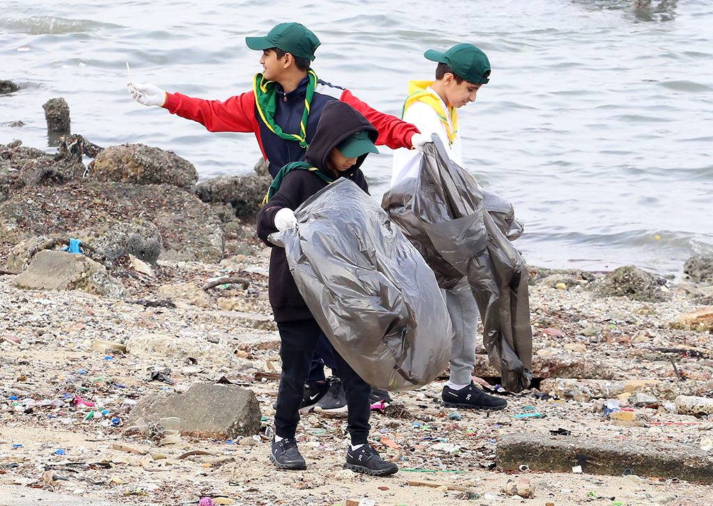 Volunteers clean Shuwaikh Beach