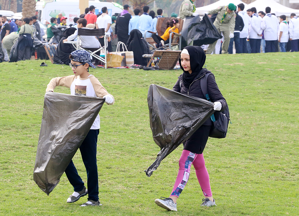 Volunteers clean Shuwaikh Beach