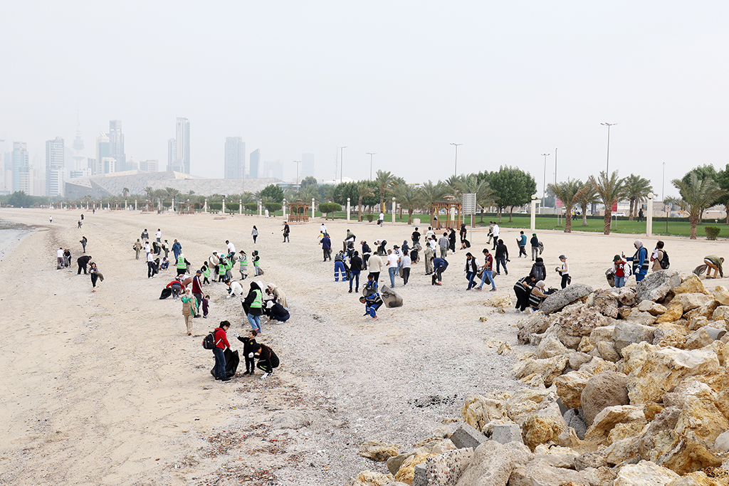 Volunteers clean Shuwaikh Beach