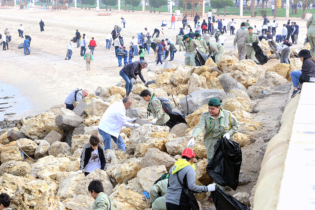 Volunteers clean Shuwaikh Beach