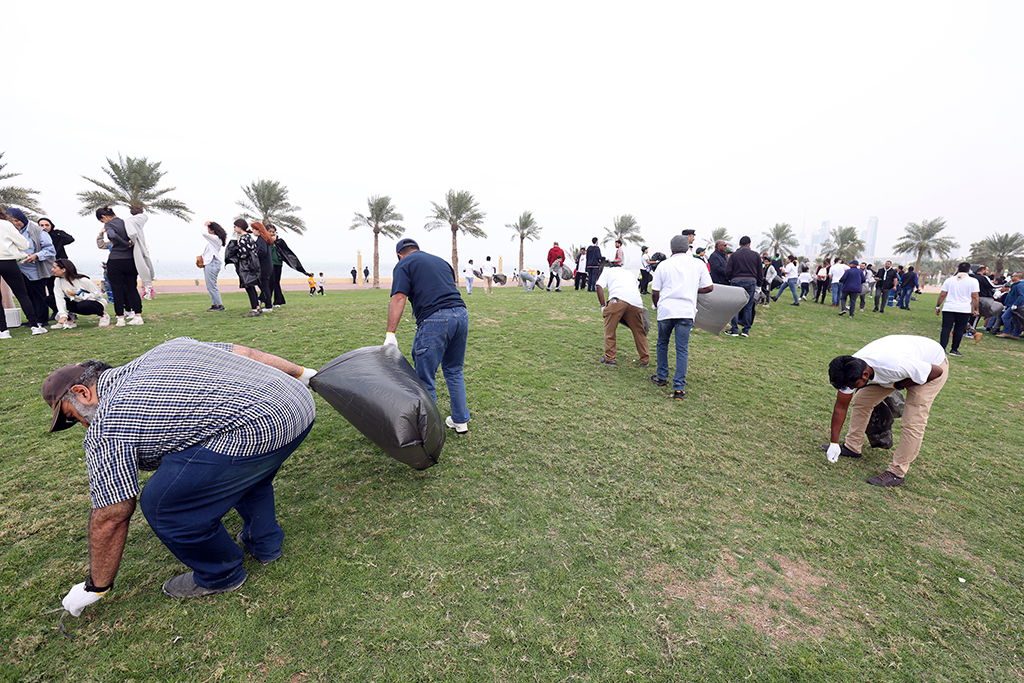 Volunteers clean Shuwaikh Beach