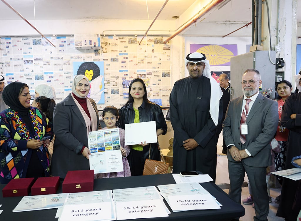 Hamad Al-Musaibeeh, Corporate Relations Department Manager at Zain (second right), Advertising and Marketing Manager Taleb Kanjo (right), Amal Nasser Al-Jufaira, one of the jury members (second left), Rania Al-Rashed, one of the jury members (left) present an award to the third winner Rakshita Gupta (center) in the 6-8 category.