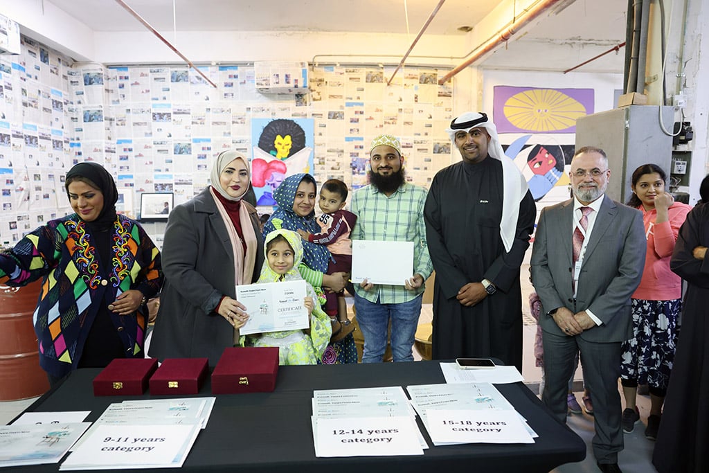 Hamad Al-Musaibeeh, Corporate Relations Department Manager at Zain (second right), Advertising and Marketing Manager Taleb Kanjo (right), Amal Nasser Al-Jufaira, one of the jury members (second left), Rania Al-Rashed, one of the jury members (left) present an award to the second winner Batul Ebrahim (center) in the 6-8 category.