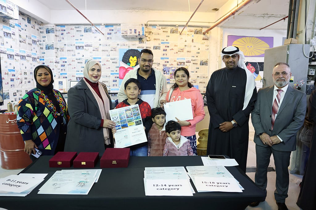 Hamad Al-Musaibeeh, Corporate Relations Department Manager at Zain (second right), Advertising and Marketing Manager Taleb Kanjo (right), Amal Nasser Al-Jufaira, one of the jury members (second left), Rania Al-Rashed, one of the jury members (left) present an award to the first winner Alexie Rajeev (center) in the 6-8 category.