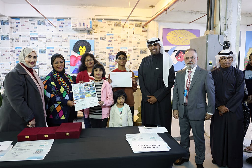 Hamad Al-Musaibeeh, Corporate Relations Department Manager at Zain (second right), Advertising and Marketing Manager Taleb Kanjo (right), Amal Nasser Al-Jufaira (left), Rania Al-Rashed (second left) present an award to the first winner Nihita Suzzane Gazula (center) in the 9-11 category.