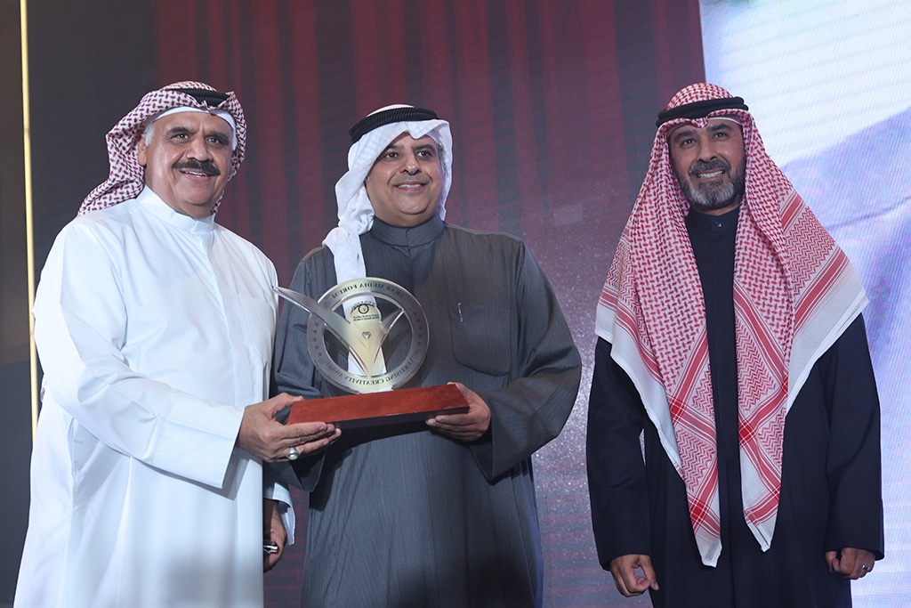 Dawoud Hussein receives his award.