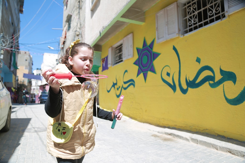 Palestinians turn neighborhood walls into colorful Ramadan theme murals