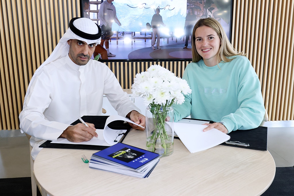 Bader Al-Kharafi signs the contract of the sponsorship with Ari Sanchez.