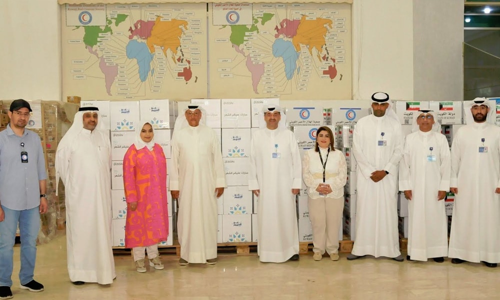 Waleed Al Khashti and Anwar Al Hasawi with Zain and KRCS teams.
