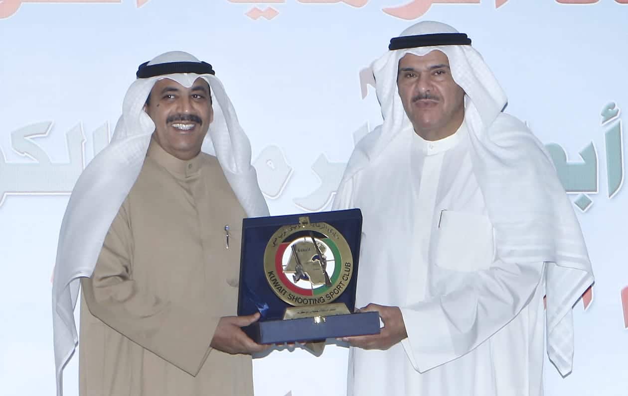 Duaij Al-Otaibi hands Sheikh Salman a memento.