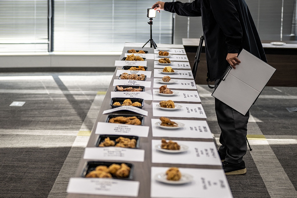This picture show plates of karaage being presented during the Karaage Grand Prix competition in Tokyo.