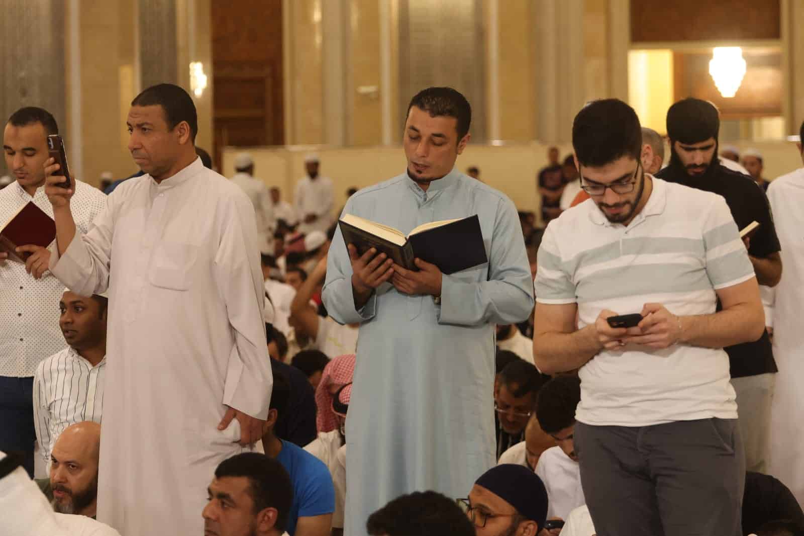 Worshippers spend night in prayer at Grand Mosque