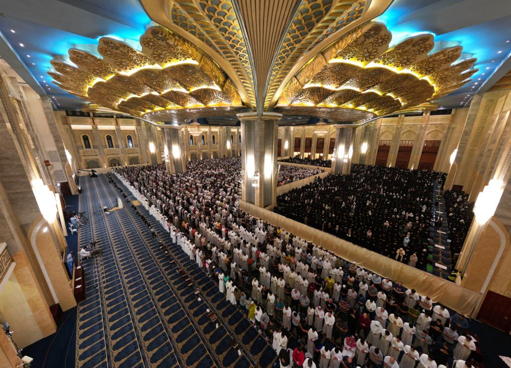 Worshippers spend night in prayer at Grand Mosque