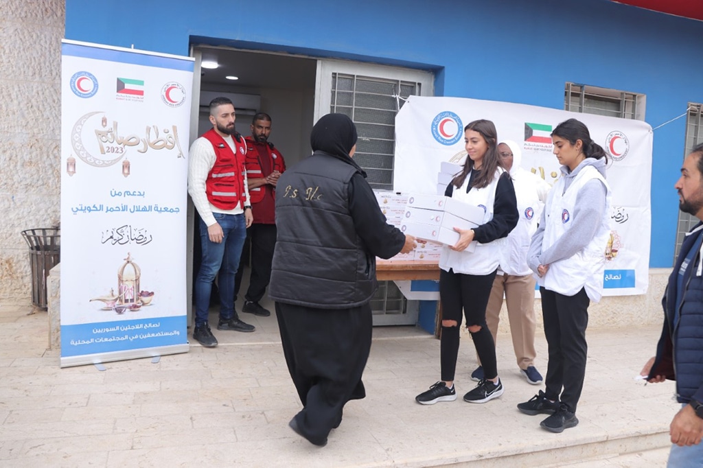 Kuwait Red Crescent Society carried out a campaign to distribute Eid Al-Fitr clothes and iftar meals to the Syrian refugees living in small towns.