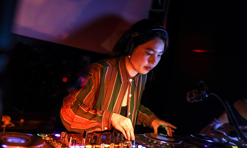 This photo shows Breezy, a Scandal music label member who is a legal professional by day, showing her DJ skills at a club in Shanghai.