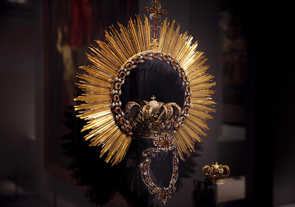 A crown is exhibited.