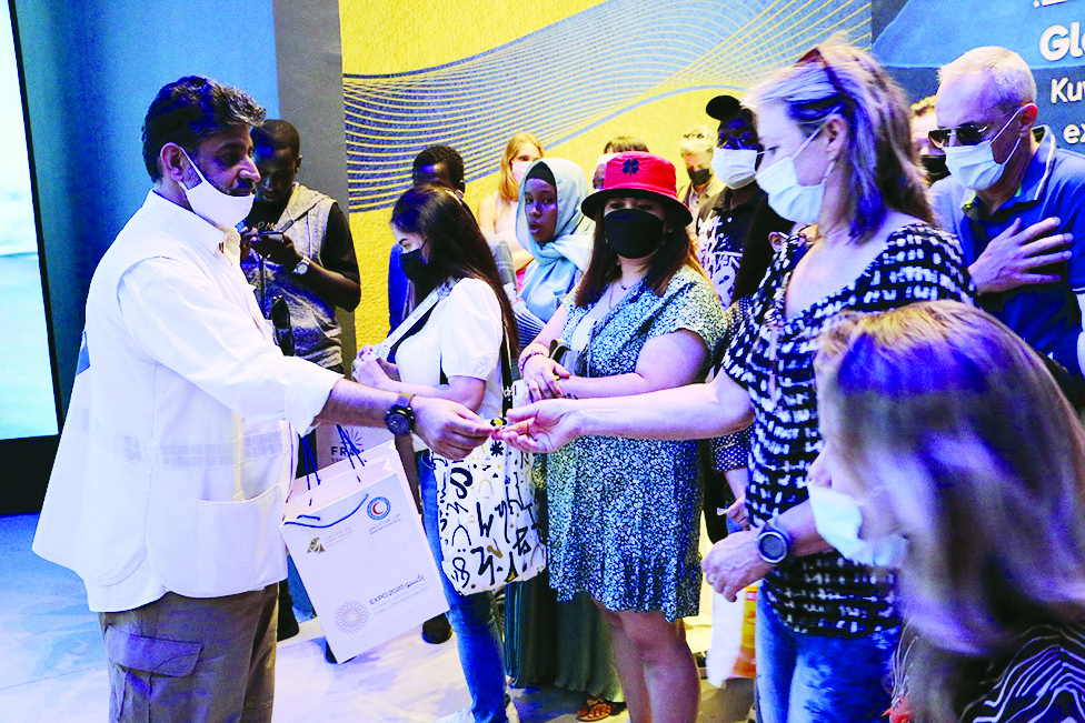 Officials distribute gifts at the Kuwaiti pavilion.